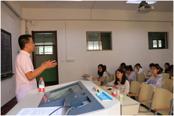 青岛广播电视台副总编辑颜涛为草莓视频新闻与传播学院师生做《技术突变背景下内容生产与传播方式的思考》专题讲座